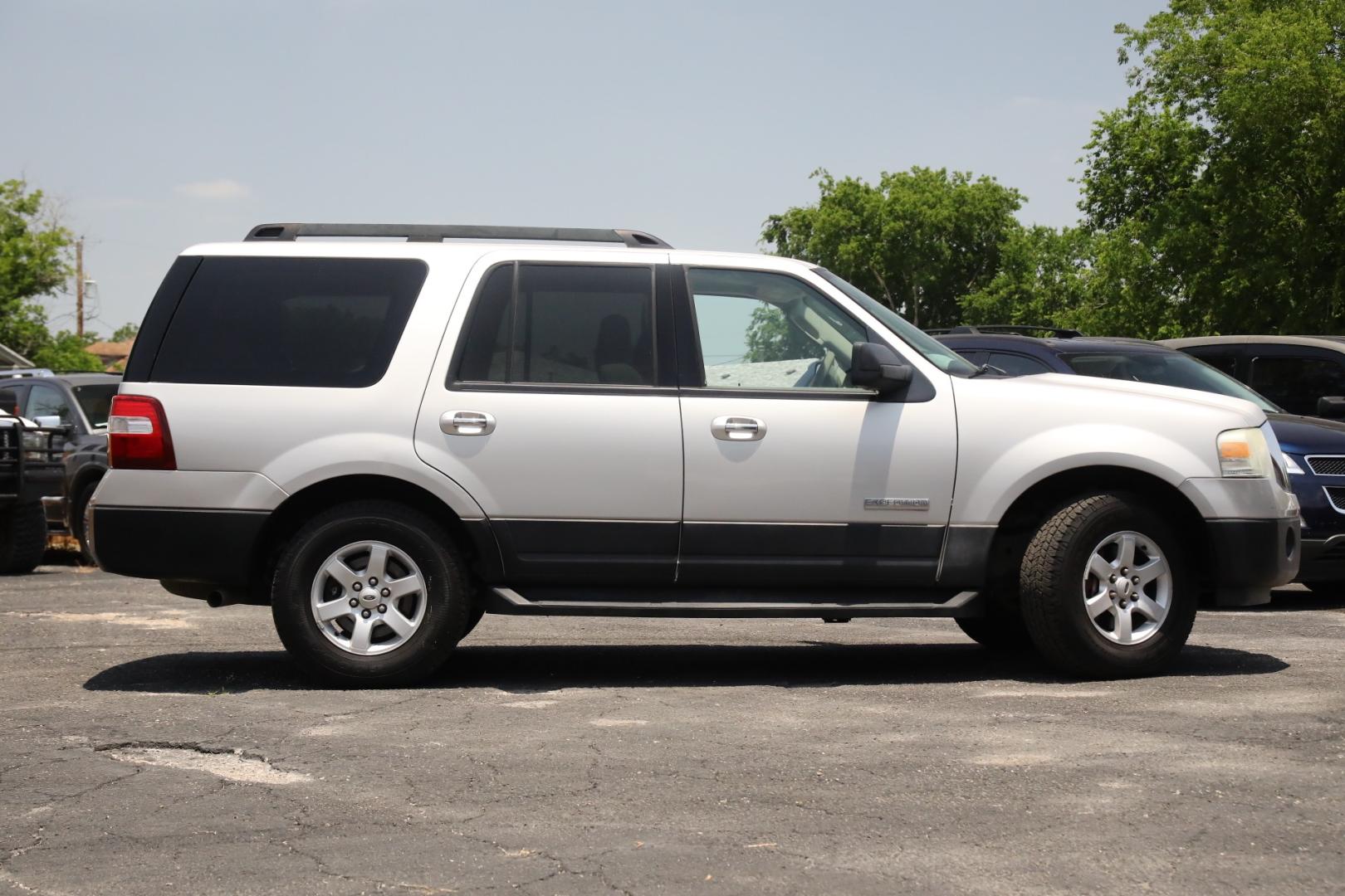 2007 SILVER FORD EXPEDITION XLT 2WD (1FMFU15547L) with an 5.4L V8 SOHC 16V engine, 6-SPEED AUTOMATIC transmission, located at 420 E. Kingsbury St., Seguin, TX, 78155, (830) 401-0495, 29.581060, -97.961647 - Photo#3